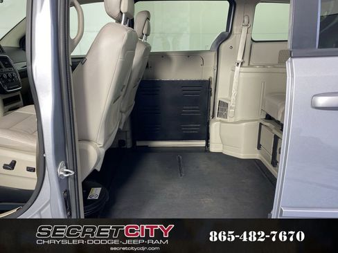 Used 2014 Dodge Grand Caravan SXT image 28