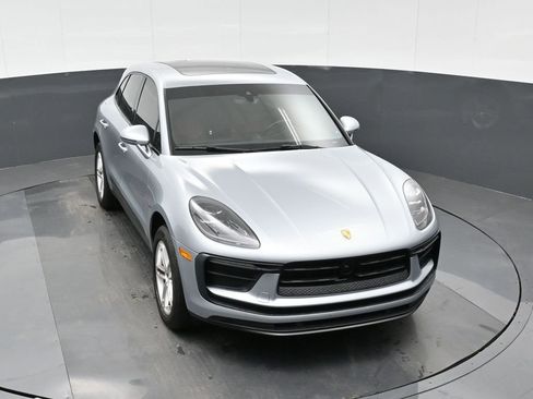 Certified 2022 Porsche Macan image 32