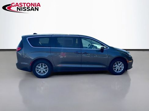 Used 2023 Chrysler Pacifica Touring-L FWD image 10