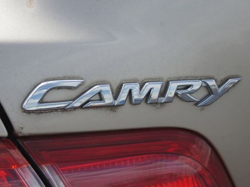 Used 2010 Toyota Camry LE FWD image 11