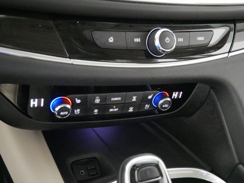 Used 2020 Buick Enclave Premium w/ Sun and Sites Package image 23