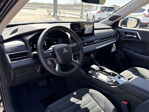 New 2025 Mitsubishi Outlander SE image 11
