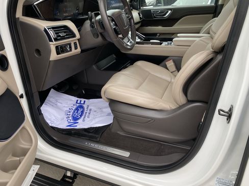Used 2024 Lincoln Navigator Premiere image 21
