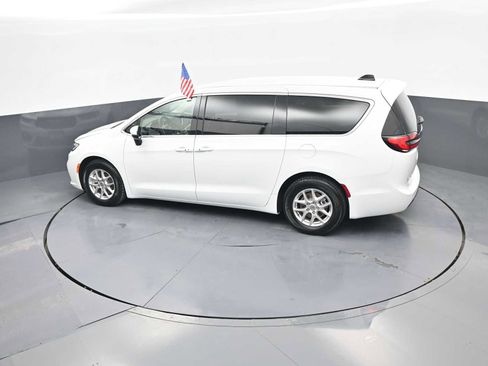 Used 2023 Chrysler Pacifica Touring-L FWD image 32