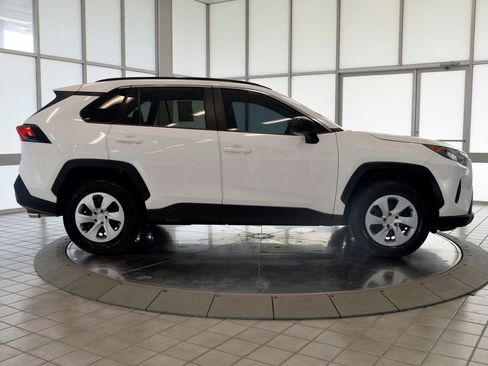 Used 2019 Toyota RAV4 LE FWD image 9