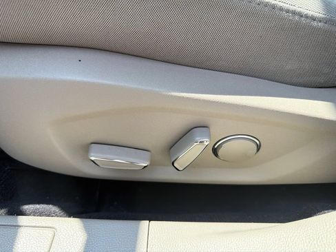 Used 2017 Ford Fusion SE FWD image 9
