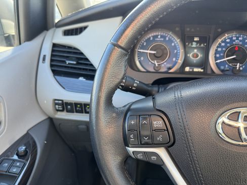 Used 2017 Toyota Sienna XLE image 22