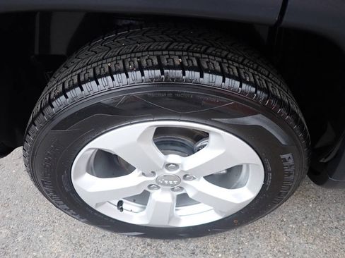 Used 2019 Jeep Compass Latitude w/ Popular Equipment Group AWD/4WD image 11