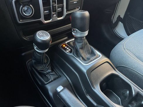 Used 2025 Jeep Gladiator Sport AWD/4WD image 19