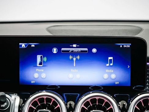 Used 2025 Mercedes-Benz GLB 250 4MATIC image 14