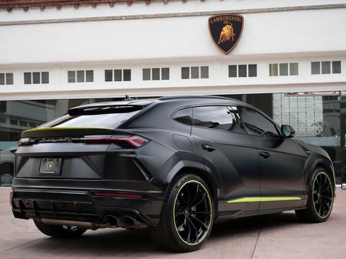 Used 2022 Lamborghini Urus image 3