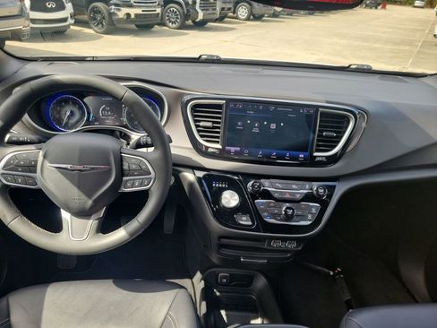 Used 2025 Chrysler Pacifica Select image 19