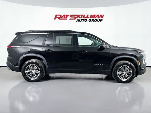 Used 2025 Chevrolet Traverse LT image 8