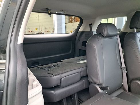 Used 2024 Kia Carnival LX image 15