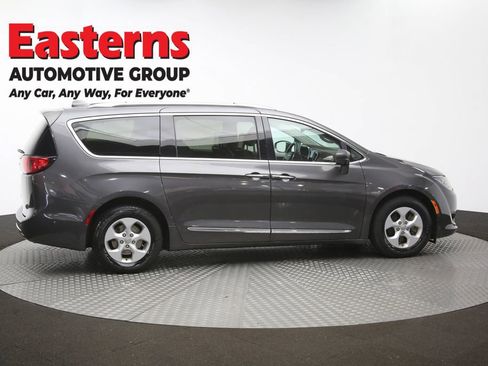 Used 2017 Chrysler Pacifica Touring-L Plus w/ Advanced Safetytec Group FWD image 46