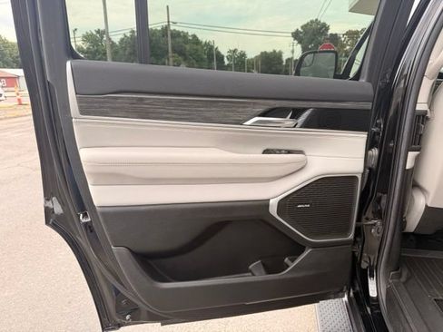 Used 2022 Jeep Wagoneer Series II AWD/4WD image 39