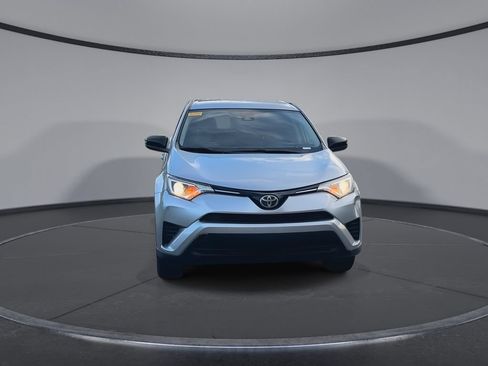 Used 2018 Toyota RAV4 LE FWD image 3