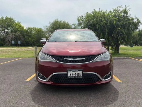 Used 2017 Chrysler Pacifica Limited w/ UConnect Theater Package FWD image 29