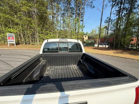 Used 2017 Toyota Tacoma SR RWD image 16