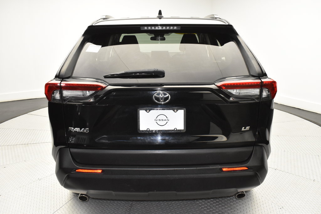 Used 2019 Toyota RAV4 LE FWD image 6