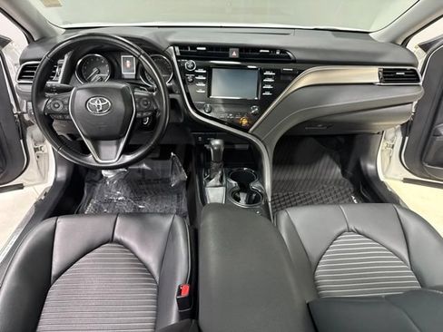 Used 2019 Toyota Camry SE FWD image 2