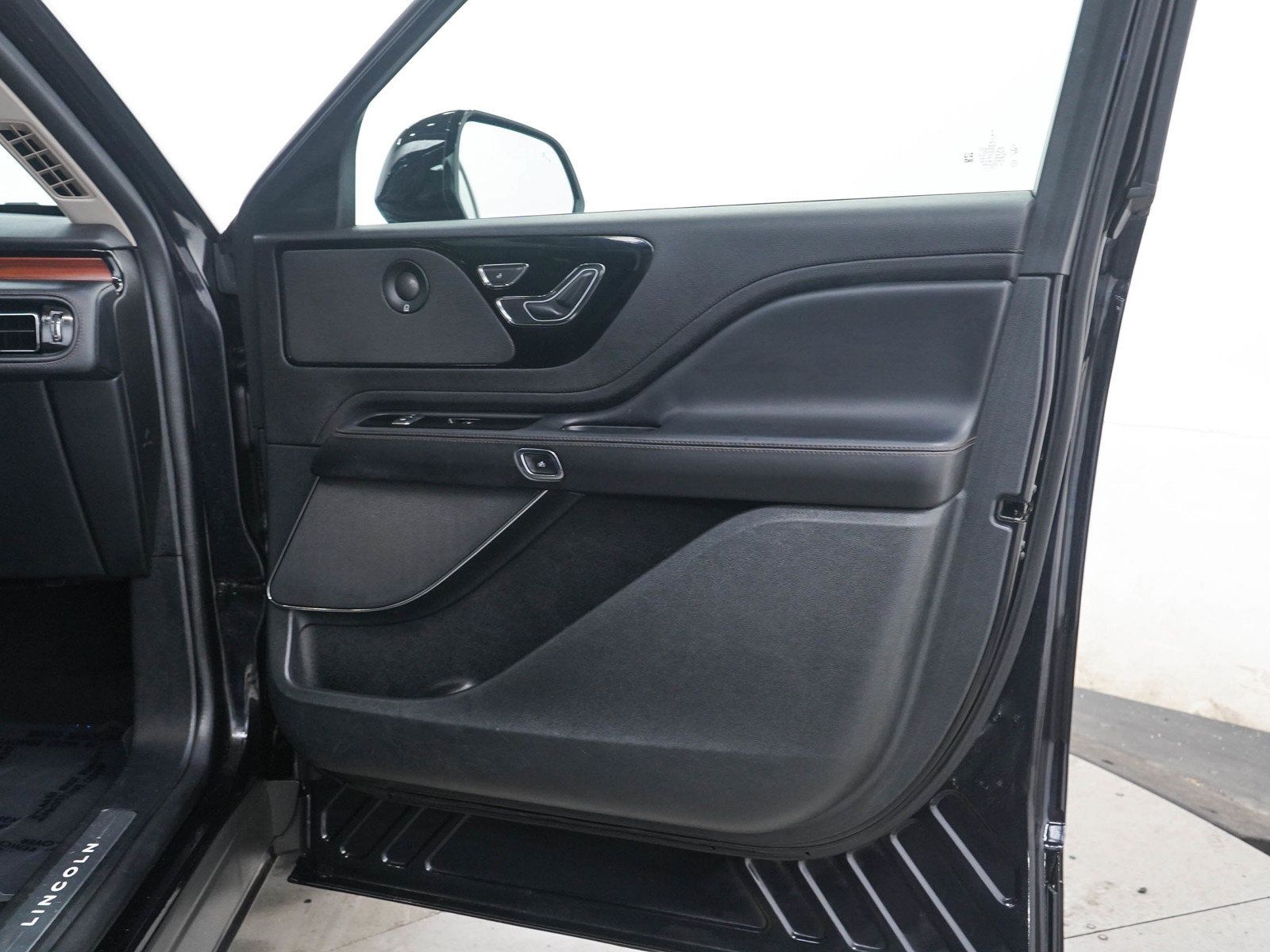 Used 2023 Lincoln Aviator Reserve w/ Equipment Group 201A AWD/4WD image 9