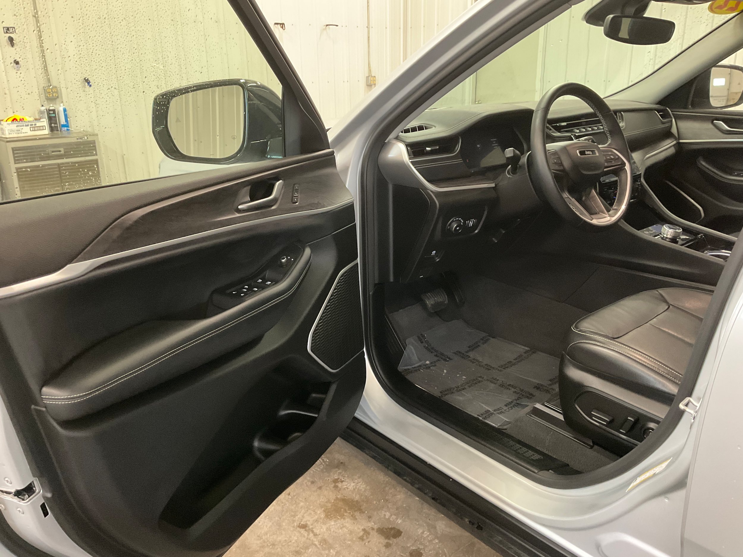 Used 2022 Jeep Grand Cherokee Limited AWD/4WD image 8