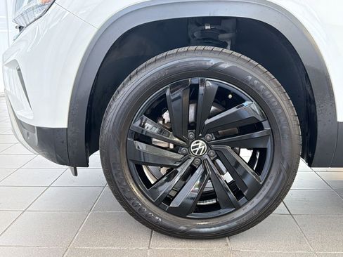 Certified 2022 Volkswagen Atlas Cross Sport SE w/ Panoramic Sunroof Package FWD image 12