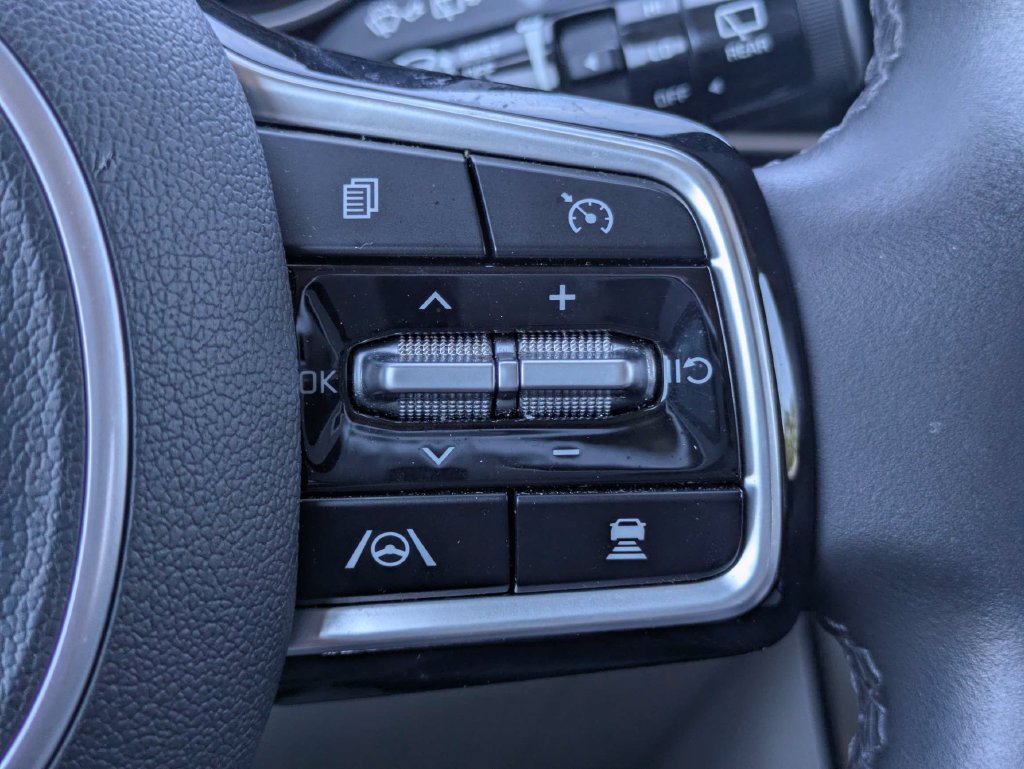 Used 2024 Kia Carnival EX FWD image 30