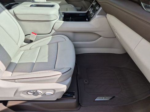 Used 2024 GMC Yukon XL Denali w/ Advanced Technology Package image 16