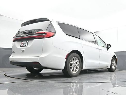 Used 2023 Chrysler Pacifica Touring-L FWD image 27