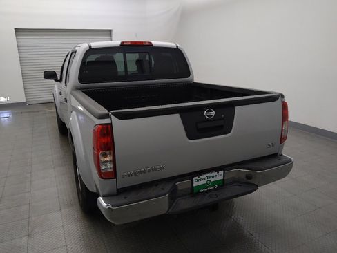 Used 2018 Nissan Frontier SV RWD image 6