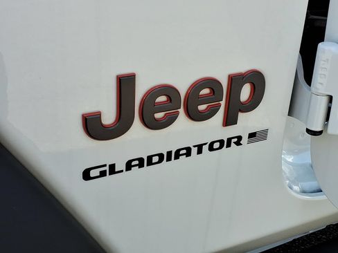 Used 2024 Jeep Gladiator Mojave w/ Convenience Group AWD/4WD image 32