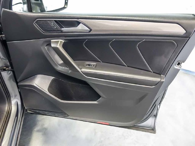 Used 2024 Volkswagen Tiguan SE FWD image 32