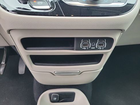 Used 2023 Chrysler Pacifica Touring-L FWD image 25