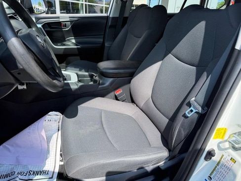 Used 2021 Toyota RAV4 LE AWD/4WD image 16