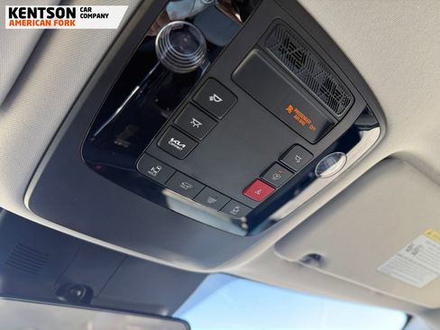 Used 2025 Kia Carnival EX image 34