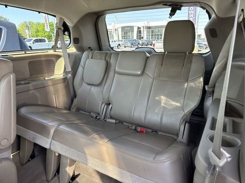 Used 2015 Chrysler Town & Country Limited Platinum FWD image 10