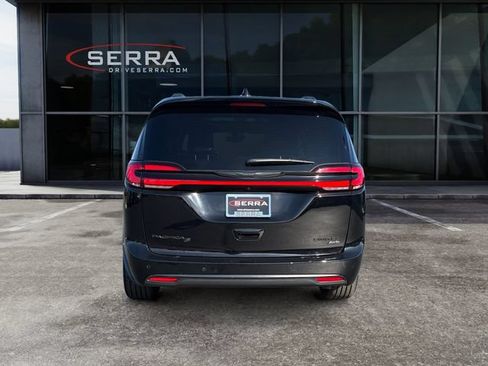 Used 2024 Chrysler Pacifica Limited w/ S Appearance Package AWD/4WD image 4