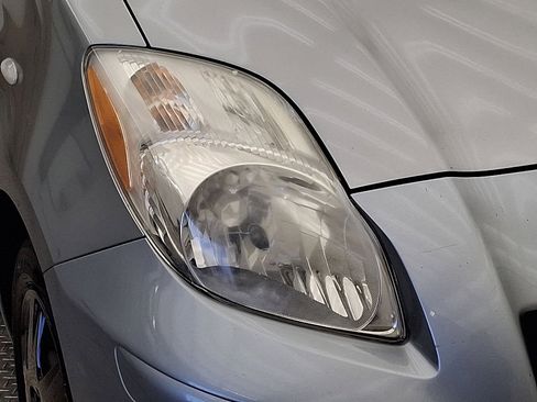 Used 2010 Toyota Yaris 4-Door Hatchback image 28