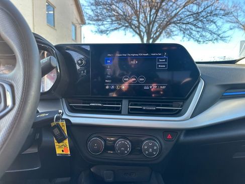Used 2025 Chevrolet Trax LS image 17
