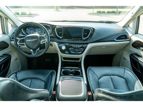 Used 2022 Chrysler Pacifica Limited FWD image 22