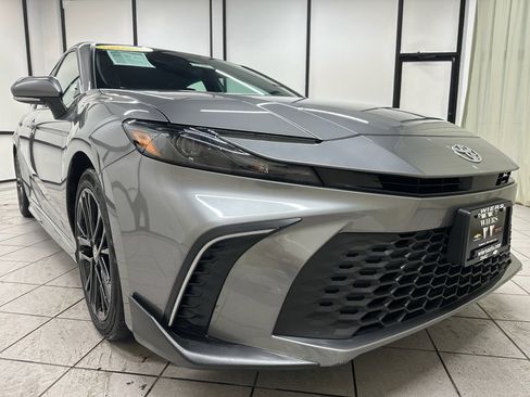 Used 2025 Toyota Camry SE image 2