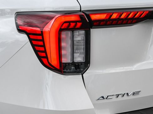 Used 2025 Ford Explorer Active image 8