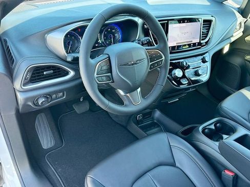 New 2026 Chrysler Pacifica Select image 6