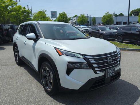 Used 2024 Nissan Rogue SV FWD image 8
