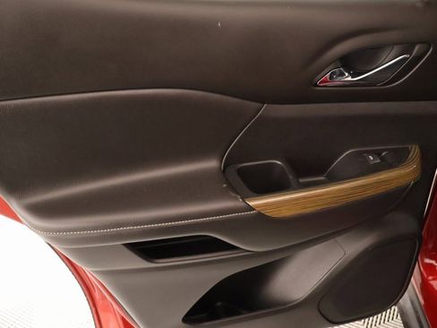 Used 2023 GMC Acadia SLE image 16