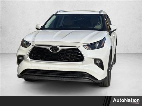 Used 2023 Toyota Highlander XLE image 1