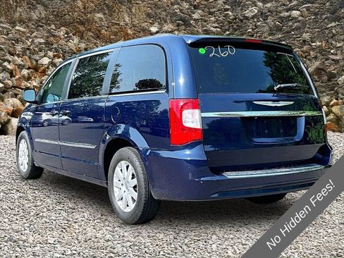 Used 2015 Chrysler Town & Country Touring FWD image 10