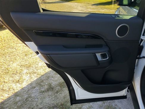 Used 2024 Land Rover Discovery S image 33